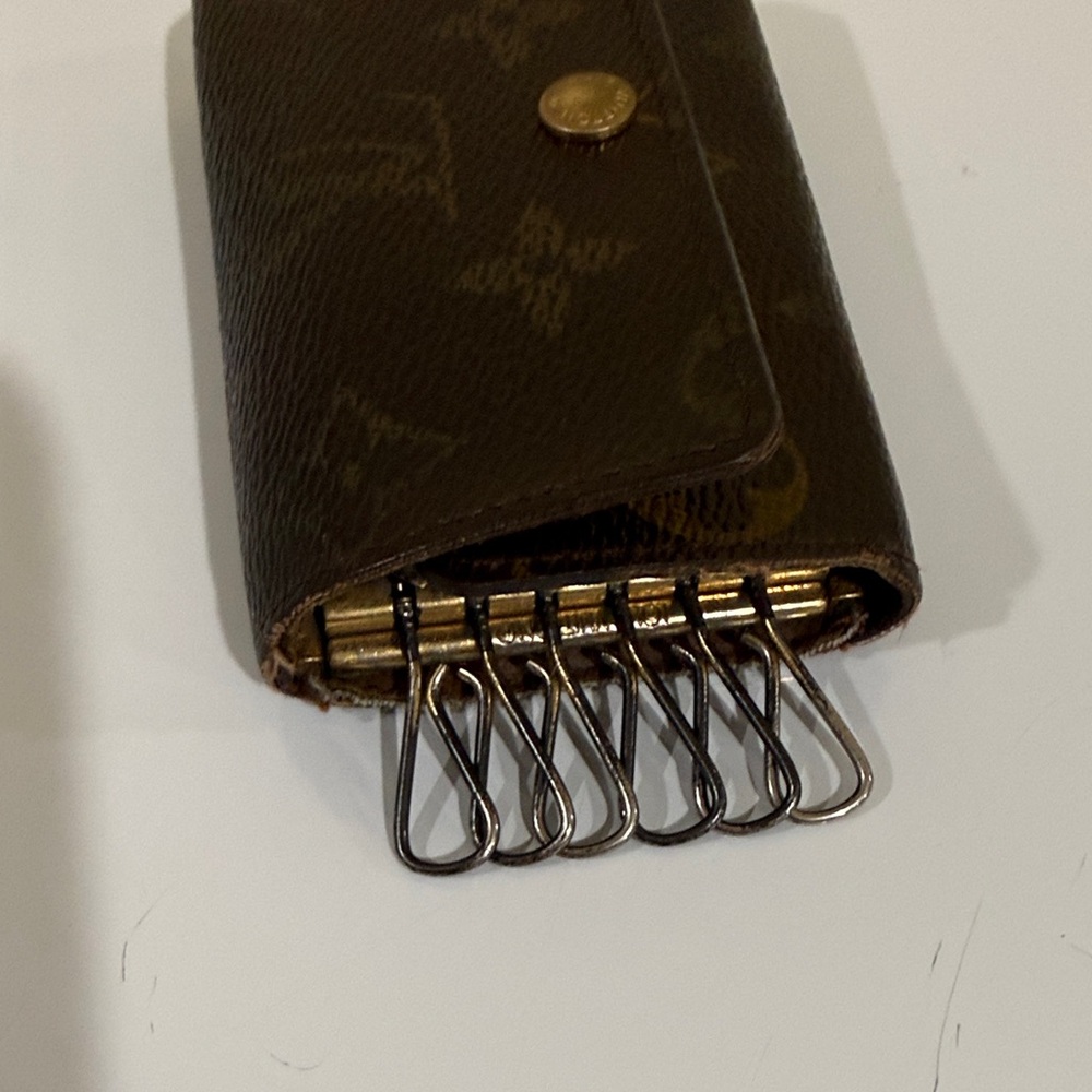 Louis Vuitton Authentic Key-Holder Louis Vuitton Unisex Key-Chain - Picture 5 of 14